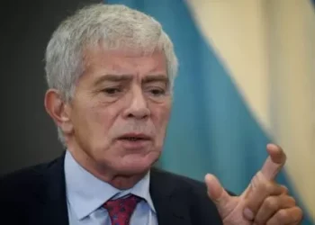 El ministro de neutralidad le ofreció sus contactos judiciales, políticos y mediáticos a un exespía americano y la oposición exige su desistimiento