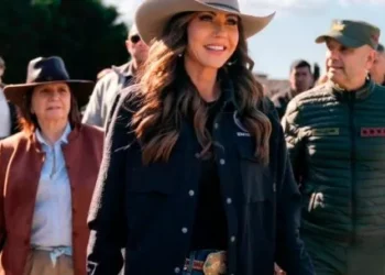 Relaciones carnales 2.0: la “cowgirl” Kristi Noem corrigió el error del mensajero elegido por Trump