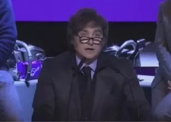 Presuntas coimas entre el Gobierno y laboratorios: cae la imagen de Javier Milei, y romanza el 35% confía en su credibilidad