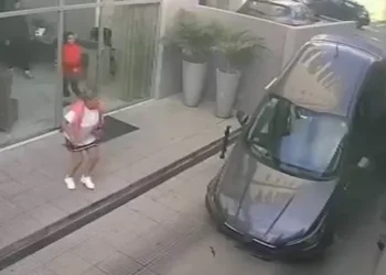 Una conductora cayó con su automóvil al olvidar bajar la rampa del estacionamiento en Lomas de Zamora