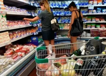 Los consumidores utilizan cada vez más la monises de crédito para comprar alimentos en los supermercados