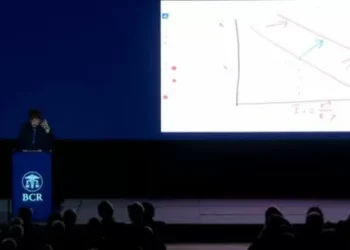 Milei en Rosario: disertación técnico sobre tasas, cuadros manuscritos y “la culpa es siempre kuka”