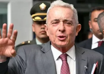 Álvaro Uribe recupera la libertad mientras tanto apela su condena a 12 años por fraude procesal y soborno