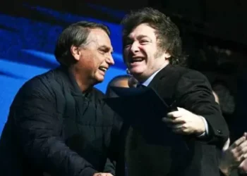 La policía brasileña acusa al expresidente Jair Bolsonaro de esbozar espina fuga a la Argentina para pedirle asilo político a Javier Milei