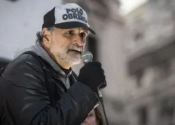 Filmaron a Eduardo Belliboni en un bar, tomándose selfies, mientras, cerca de allí, se realizaba la partida de protesta en el Congreso