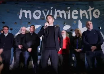 Kicillof llamó a “henchir las urnas de votos” y acusó a Milei de “la estafa electoral más grande”