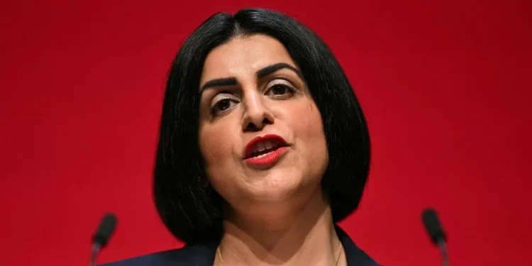 La ministra del Interior endurece las condiciones para arraigar en el Reino Unido y promete «hacer lo que sea necesario para proteger las fronteras»