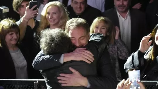 Del aplauso con Santilli a la “banda presidencial”: el show de Milei en fotos