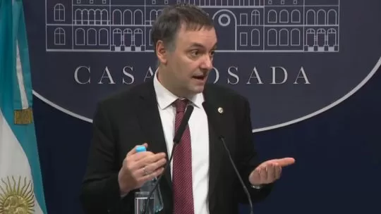 No conoce a sus candidatos: el papelón de Adorni al presentar a Virginia guapo por Entre Ríos (y es de Corrientes)