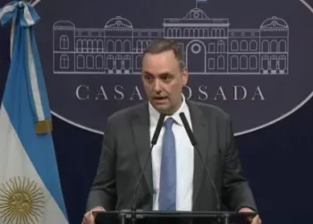 Tras la reunión de Javier Milei con 20 gobernadores, Manuel Adorni ratificó la aplicación de una reforma laboral, impositiva y galera