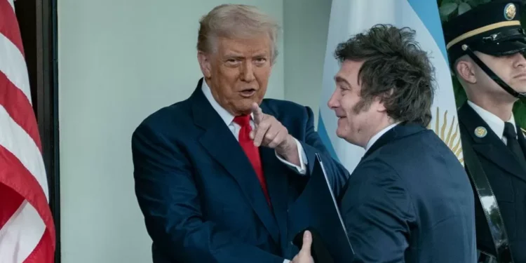 Trump duplica el favor financiero a Milei antes de las elecciones en Argentina