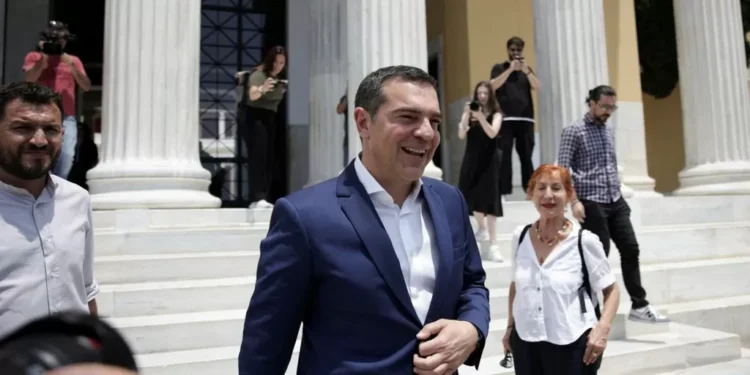 Alexis Tsipras renuncia a su escaño y deja abierta la posibilidad de entrenar un nuevo partido