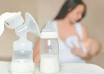 Una pediatra propone consumir leche materna en el núcleo allegado: entre el tabú y los beneficios nutricionales