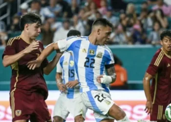 Argentina rindió homenaje a Miguel Ángel Russo en amistoso