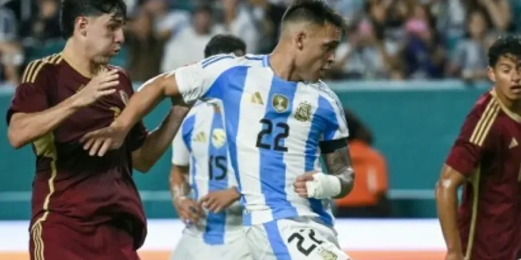 Argentina rindió homenaje a Miguel Ángel Russo en amistoso