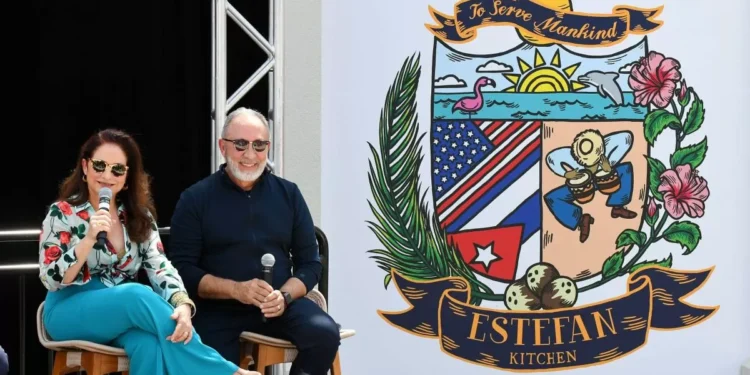 Emilio Estefan recibe el distinción como Productor del siglo en la Semana de la Música Latina de Billboard