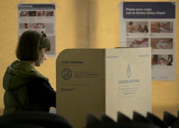 Milei sorprende y se impone en las elecciones legislativas de Argentina con más del 40% de los votos