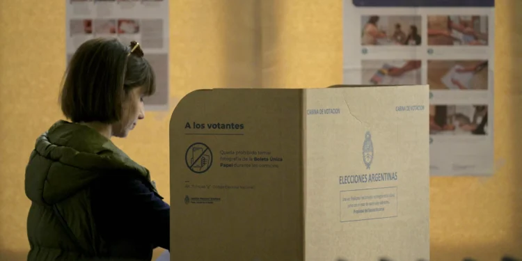 Milei sorprende y se impone en las elecciones legislativas de Argentina con más del 40% de los votos