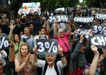 Argentina, ante las legislativas: «Milei se ocupó de la macroeconomía, pero se olvidó del bolsillo de la clan»