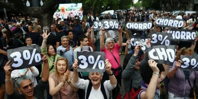 Argentina, ante las legislativas: «Milei se ocupó de la macroeconomía, pero se olvidó del bolsillo de la clan»