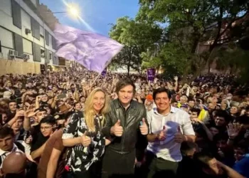 Javier Milei le pidió el voto a los cordobeses con pincho caravana por la capital provincial: “Nunca dije que iba a ser fácil”