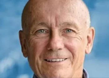 Un Premio Nobel de Economía advierte sobre los riesgo de la IA: “Tiene facultad para destruir empleos”