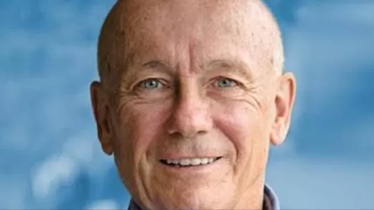 Un Premio Nobel de Economía advierte sobre los riesgo de la IA: “Tiene facultad para destruir empleos”