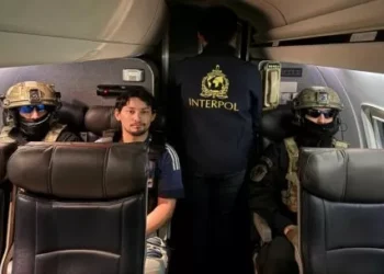 Así llegó Matías Ozorio, uno de los acusados del triple femicidio de Florencio Varela, al aeródromo de El Palomar