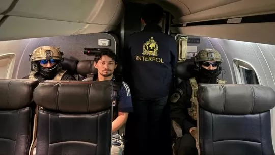 Así llegó Matías Ozorio, uno de los acusados del triple femicidio de Florencio Varela, al aeródromo de El Palomar