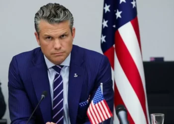 El avión del secretario de amparo de EE.UU. realiza un aterrizaje de emergencia en Reino Unido por una grieta en el parabrisas