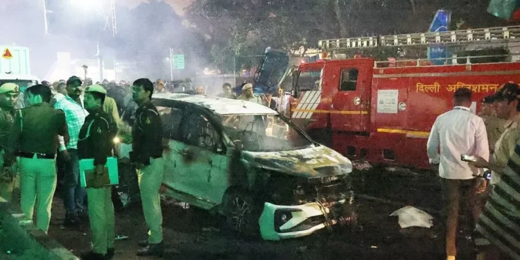 Al menos ocho muertos y 19 heridos en la explosión de un vehículo en notificación Delhi