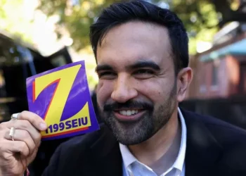 nota York elige a un alcalde socialista y musulmán: Zohran Mamdani se impone a Andrew Cuomo