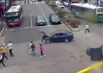 Atropelló a tres mujeres que cruzaban la tierra tras perder el control de su auto