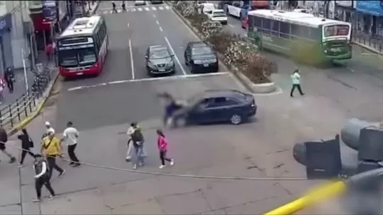 Atropelló a tres mujeres que cruzaban la tierra tras perder el control de su auto