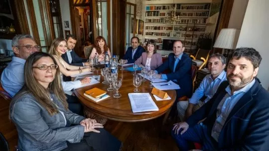 La jurisprudencia decidió endurecer el régimen de visitas de Cristina Kirchner tras la foto con nueve economistas