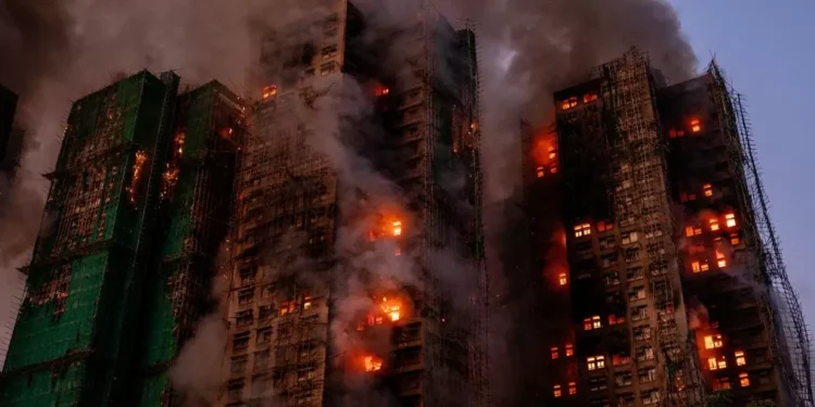 Ascienden a 44 los muertos por el quema en un complejo de rascacielos en Hong Kong
