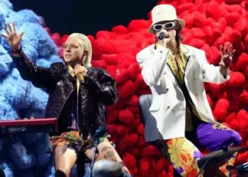 “Vamos a derretir los premios Grammy para hacernos una cadena”, dijo Paco cariñoso