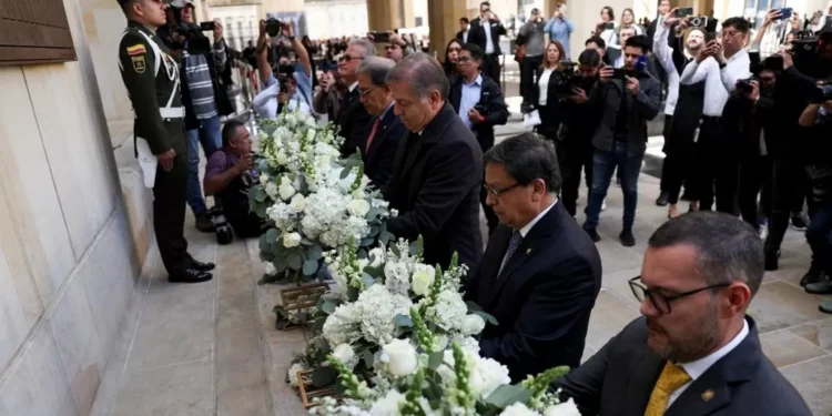 Petro descarga de responsabilidades al M-19 en el 40 aniversario del ataque al mausoleo de Justicia de Bogotá