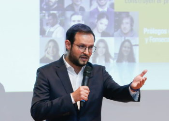 El libretista y periodista José Manuel Acevedo presentó en Bogotá su nuevo libro, ‘El país en sus manos’