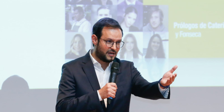 El libretista y periodista José Manuel Acevedo presentó en Bogotá su nuevo libro, ‘El país en sus manos’