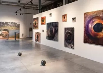 Bienalsur presenta “Devenir acémila” en Milán, donde los artistas apuntan al corazón del antropocentrismo