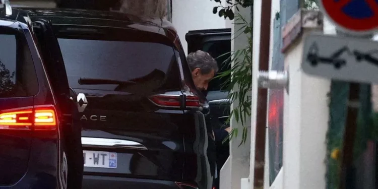 El expresidente francés Nicolas Sarkozy sale de la cárcel bajo medidas de control procesal