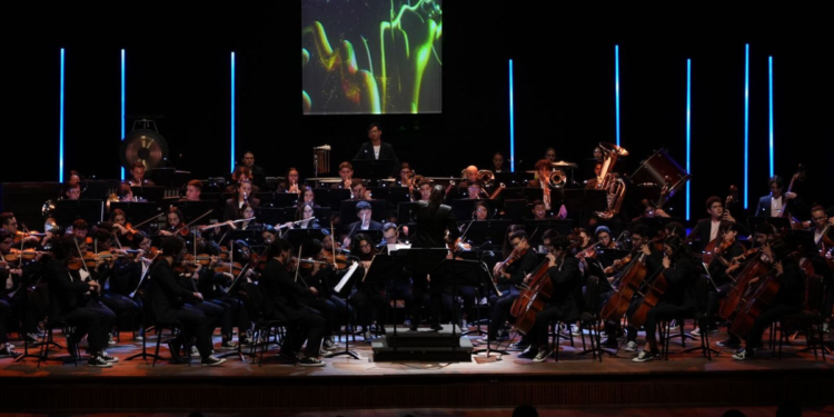 Miembros de la Filarmónica muchacha de Colombia tocarán en Nueva York, dirigidos por Andrés Orozco- Estrada