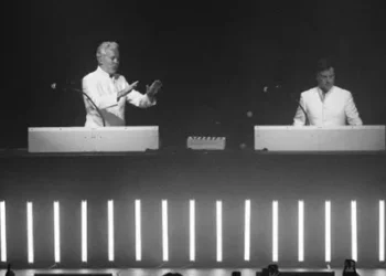 Polo & Pan presentó un show retrofuturista que transformó Buenos Aires en pincho pista psicodélica