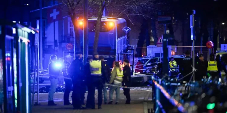 Un autobús arrolla a un grupo de peatones en una stop y deja tres muertos en Estocolmo