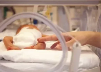 Un juez autorizó pincho cirugía para un bebé que sus padres rechazaban por motivos religiosos y le salvó la vida