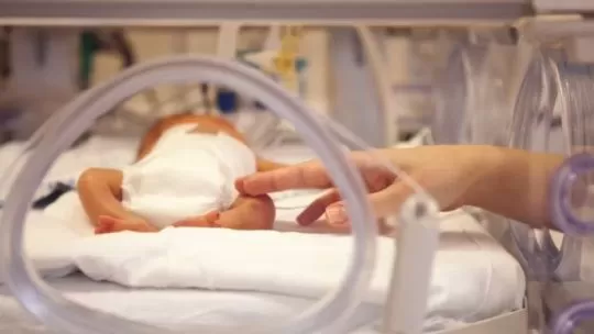 Un juez autorizó pincho cirugía para un bebé que sus padres rechazaban por motivos religiosos y le salvó la vida