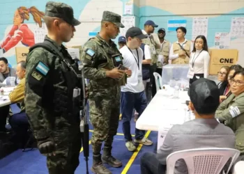 Máxima tensión en Honduras: grupos oficialistas irrumpen en centros y tratan de ocultar el comprobación