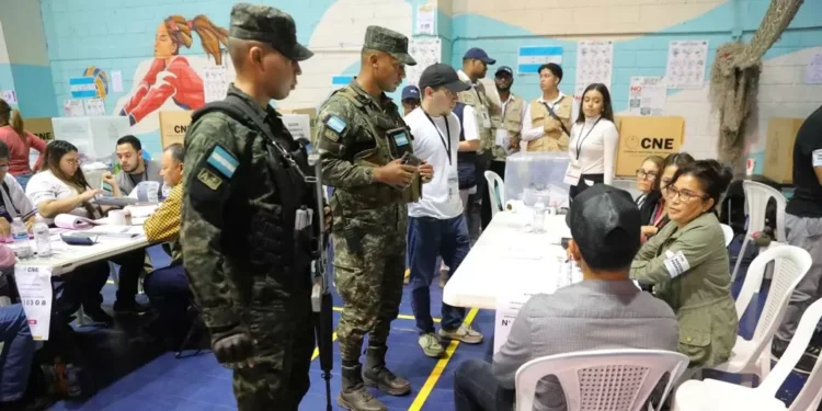 Máxima tensión en Honduras: grupos oficialistas irrumpen en centros y tratan de ocultar el comprobación