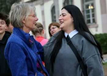 Grecia juzga a 24 trabajadores humanitarios por tráfico de personas durante la ataque migratoria